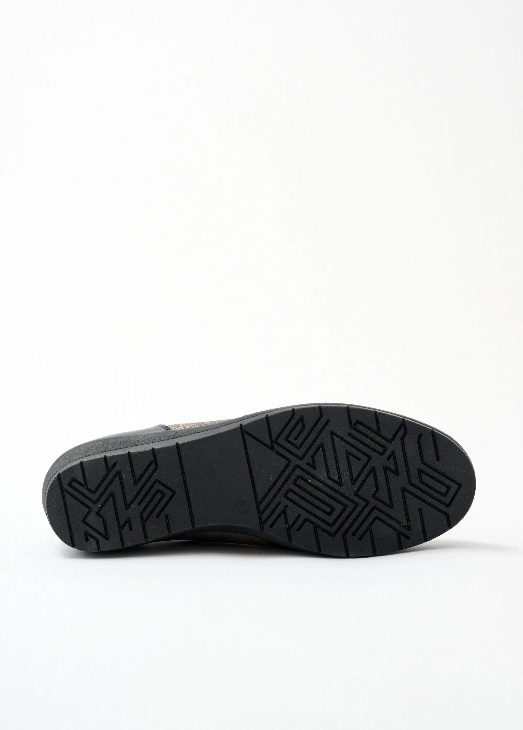 Lace-up comfort width leather derby