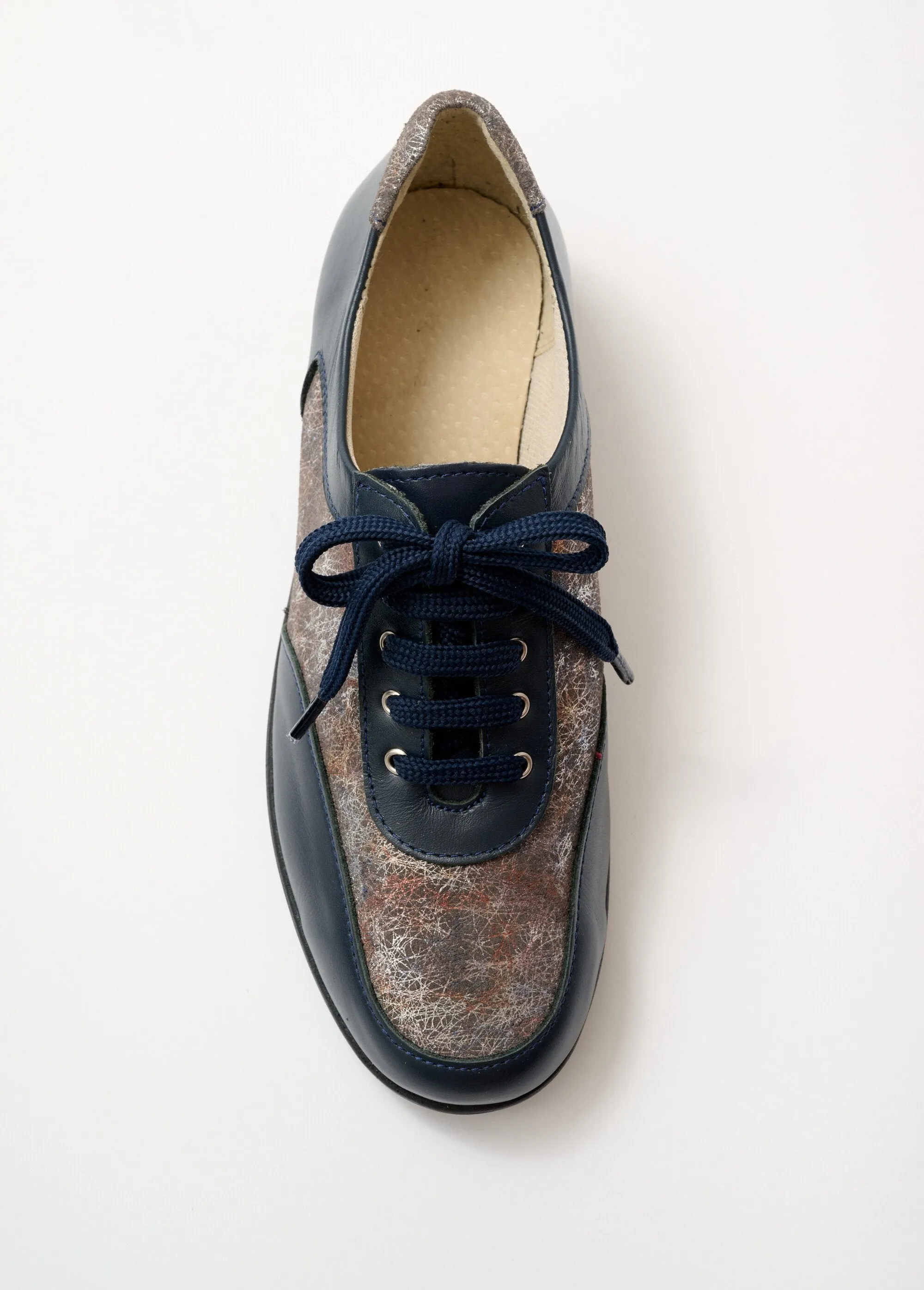 Lace-up comfort width leather derby