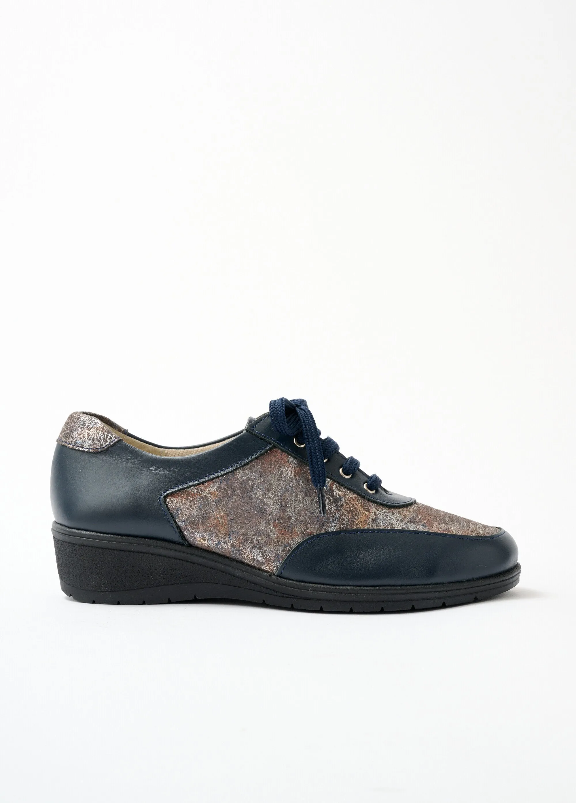 Lace-up comfort width leather derby