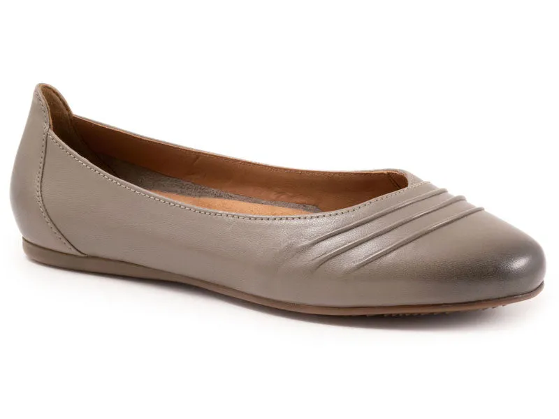 Softwalk Safi - Women's Flat